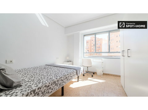 Inviting room in 6-bedroom apartment in Benimaclet, Valencia - Na prenájom