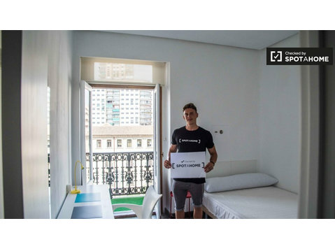 Grande chambre dans un appartement de 10 chambres à Ciutat… - À louer