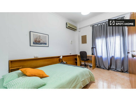 Großes Zimmer in 5-Zimmer-Wohnung in Algirós, Valencia - Zu Vermieten
