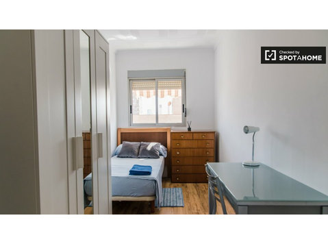 Grande chambre dans un appartement de 5 chambres à Algirós,… - À louer