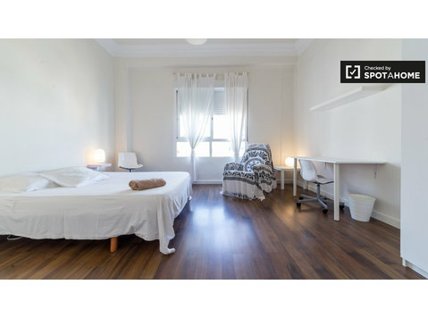 Großes Zimmer in 5-Zimmer-Wohnung in Extramurs, Valencia - Zu Vermieten