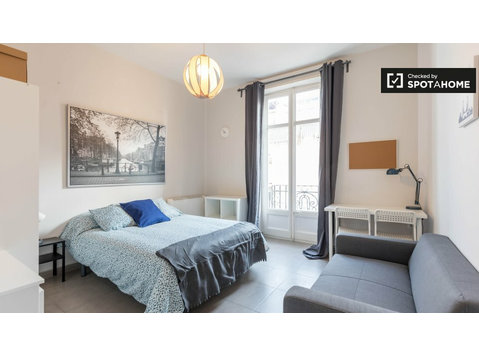 Duży pokój w apartamencie z 5 sypialniami w L'Eixample w… - Do wynajęcia