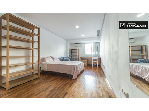 Large room in 6-bedroom apartment in Rascanya, Valencia -  வாடகைக்கு 