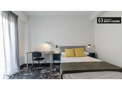 Amplia habitación en piso de 8 habitaciones en Ciutat… - Alquiler