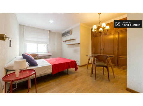 El Pla del Real'de 8 yatak odalı dairede geniş oda - Kiralık