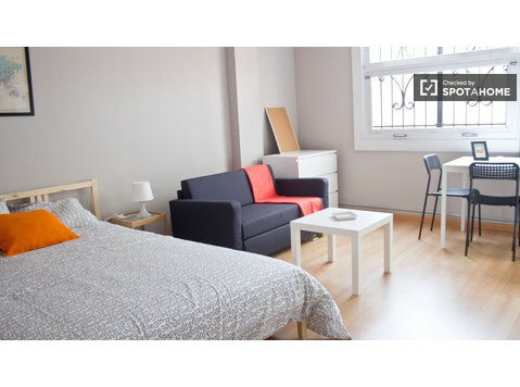 Ampia camera in appartamento condiviso a Extramurs, Valencia - In Affitto