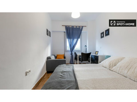 Ampia camera in affitto in appartamento con 4 camere da… - In Affitto