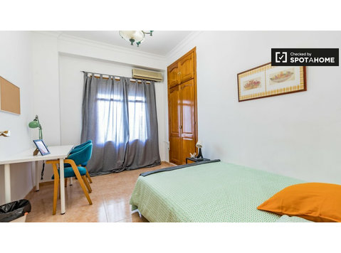 Algirós, Valensiya'daki 5 yatak odalı dairede aydınlık oda - Kiralık