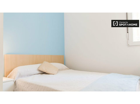 Jasny pokój w apartamencie z 5 sypialniami w Burjassot w… - Do wynajęcia