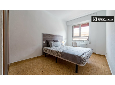 Camera luminosa in appartamento con 5 camere da letto a La… - In Affitto