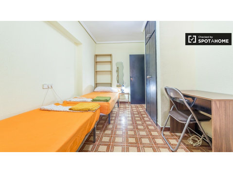 Helles Zimmer in einer Wohngemeinschaft in Algirós, Valencia - Zu Vermieten