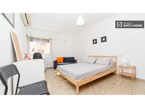 Light room in shared apartment in Extramurs, Valencia - Til leje