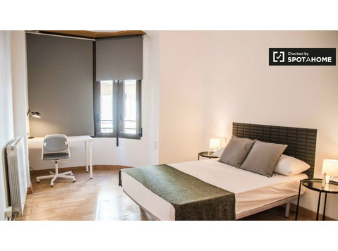 L'Eixample'de 6 yatak odalı dairede kiralık hoş oda - Kiralık
