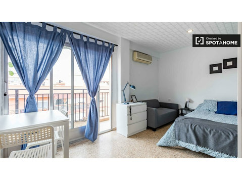 Schönes Zimmer zu vermieten in L'Amistat, Valencia - Zu Vermieten