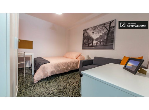 Lovely room for rent in Quatre Carreres, Valencia - Аренда
