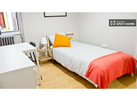 Bella camera in appartamento condiviso a Extramurs, Valencia - In Affitto