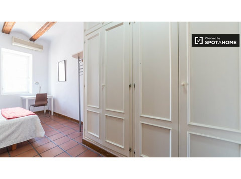Luminous bedroom to rent in 3-bedroom apartment - De inchiriat