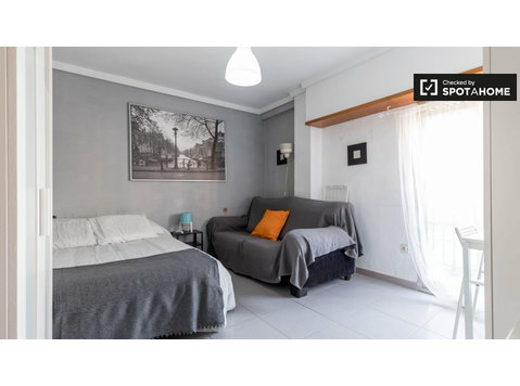 Modern room for rent, 4-bedroom apartment, Quatre Carreres - Аренда