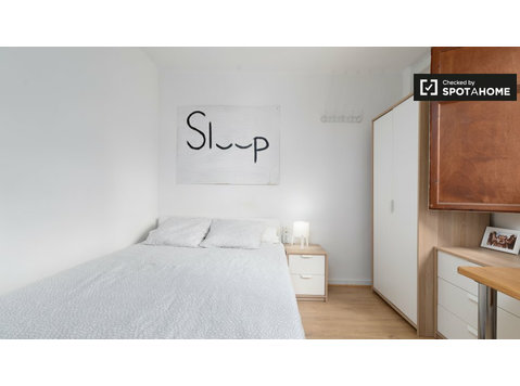 Modern room for rent in 3-bedroom apartment, Jesús Valencia - Te Huur
