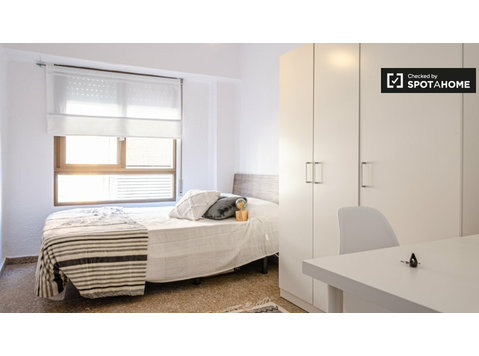 Modernes Zimmer zur Miete in 4-Zimmer-Wohnung in Algirós - Zu Vermieten