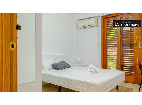 Modern room for rent in 6-bedroom apartment in Burjassot - For Rent