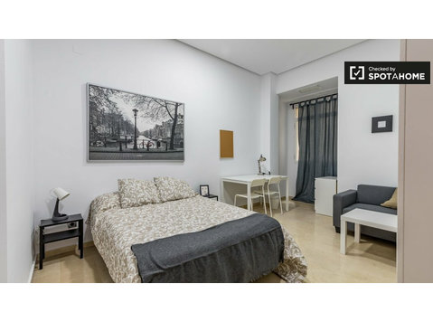 Moderna habitación en alquiler en Ciutat Vella, Valencia - Alquiler