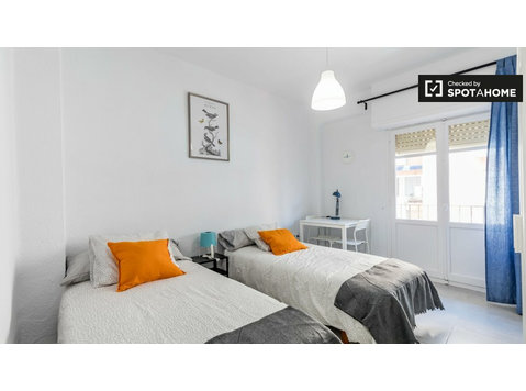 Modern room in 3-bedroom apartment in Poblats Marítims - De inchiriat