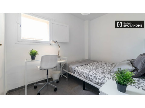 Camera moderna in appartamento con 4 camere da letto a… - In Affitto