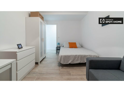 Modern room in 4-bedroom apartment in Benimaclet, Valencia - 空室あり