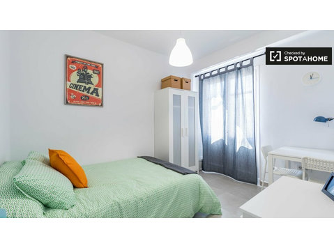 Poblats Marítims'deki 4 yatak odalı dairede modern oda - Kiralık