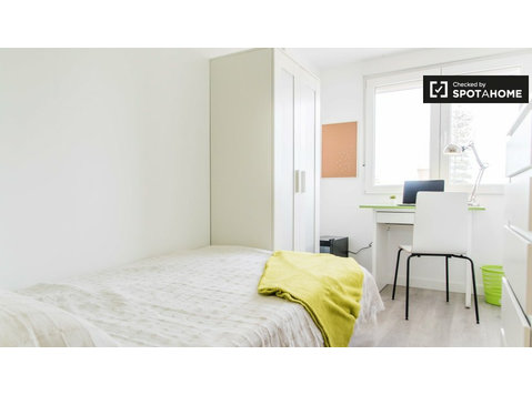 Nowoczesny pokój w apartamencie z 5 sypialniami w Burjassot… - Do wynajęcia