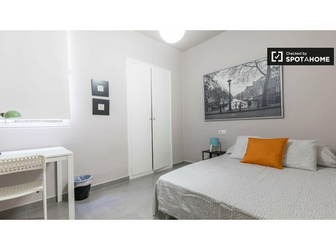 Modern room in 5-bedroom apartment in L'Eixample, Valencia - Kiadó