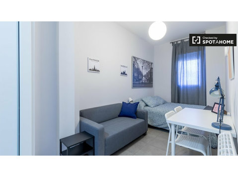 Camera moderna in appartamento con 5 camere da letto a… - In Affitto