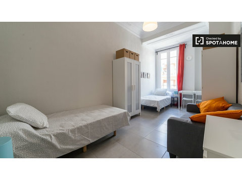 Modern room in 5-bedroom apartment in L'Eixample, Valencia - K pronájmu