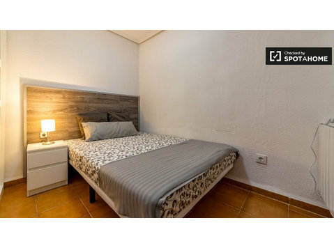 Modern room in 6-bedroom apartment in Rascanya, Valencia - For Rent