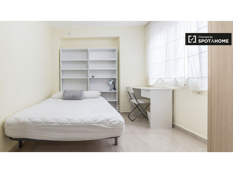 Nice room, 3-bedroom apartment, Poblats Marítims, Valencia - 임대