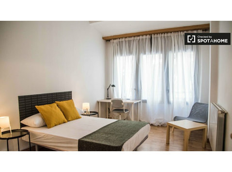 Nice room for rent in 6-bedroom apartment in L'Eixample - For Rent