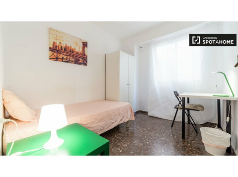 Nice quarto em 5 cama apartamento, El Pla del Real, Valência - Aluguel