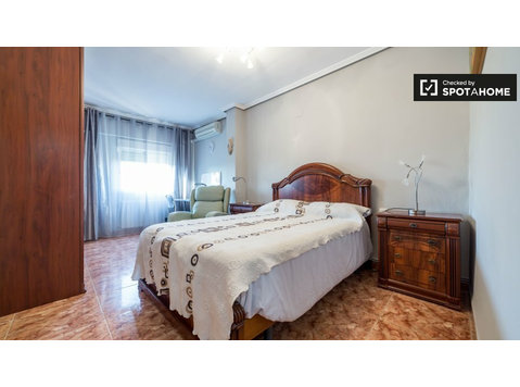 Belle chambre dans un appartement de 5 lits à Poblats… - À louer