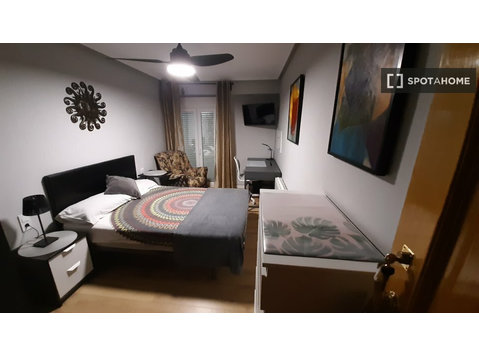 Bom quarto em apartamento de 5 quartos Poblats Marítims,… - Aluguel