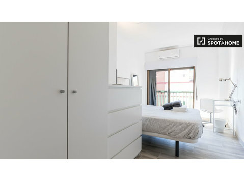 Otwarty pokój w 10-pokojowym mieszkaniu w Algirós, Valencia - Do wynajęcia