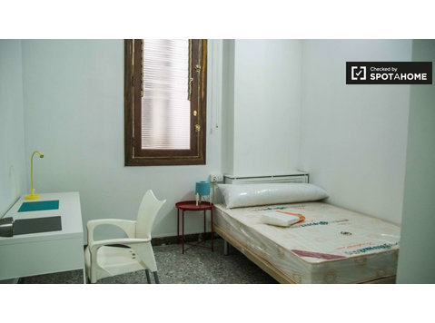Valencia, Ciutat Vella'daki 10 yatak odalı dairede açık oda - Kiralık