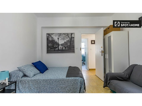 Open room in 5-bedroom apartment in Ciutat Vella, Valencia - For Rent