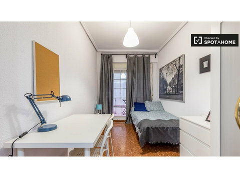 Mały pokój do wynajęcia w 9-pokojowym mieszkaniu w Mestalla - Do wynajęcia