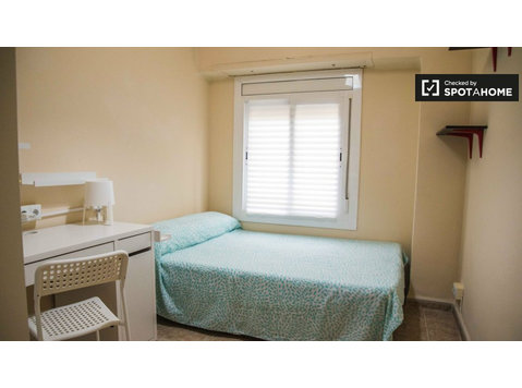Pleasant room for rent, 5-bedroom apartment, El Pla del Real - De inchiriat