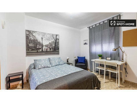 Praktisches Zimmer zu vermieten, 5-Zimmer-Wohnung, Camins… - Zu Vermieten