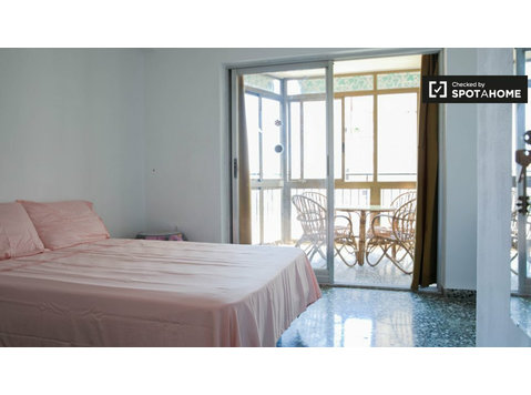Prywatny pokój w 6-pokojowe mieszkanie w La Saïdia, Valencia - Do wynajęcia