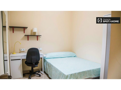 Quiet room for rent, 5-bedroom apartment, El Pla del Real - Аренда