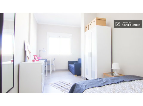 Relaxing room in 6-bedroom apartment in Eixample, Valencia - За издавање