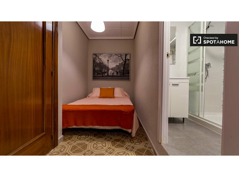 Camera rilassante in un appartamento di 8 camere da letto a… - In Affitto